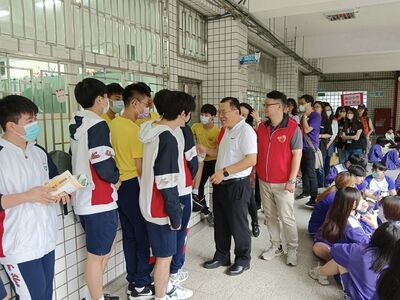 20240519 國中教育會考第二天給予考生加油打氣