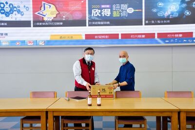 20200429 蔡校長代表接受蘇俊財榮譽會長贈予學校酒精