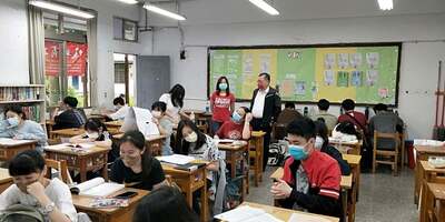 20220430 職三統測校長到場加油打氣