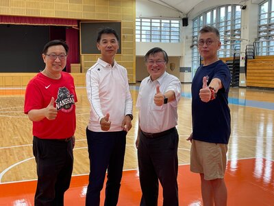 20220802 校友會理事長謝建國贊助經費支持籃球館地板整修工程