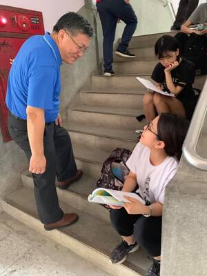 20190701 校長到考場幫指考考生加油打氣