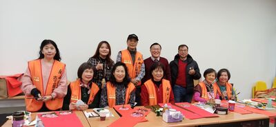 20250110 志工團隊書法老師寫書法贈春聯