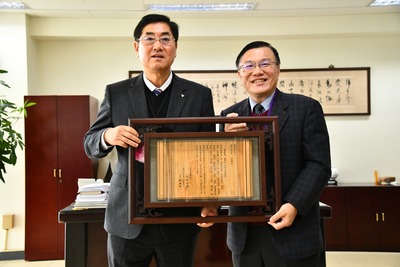 20250122 與韓國啟聖高校簽訂友好合作協議贈送竹簡