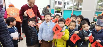20250110 志工團隊書法老師寫書法贈春聯1