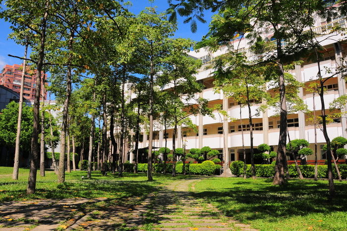 28-曹俊大樓前的步道